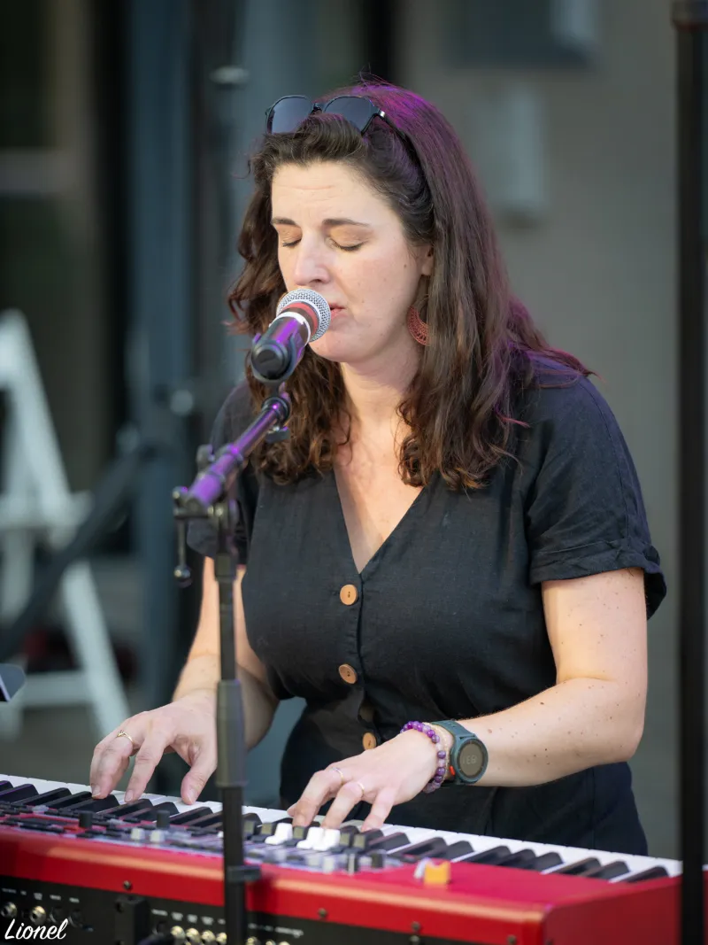 Alena en concert, au chant et au clavier